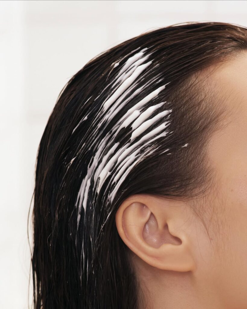 Μάσκα μαλλιών για βαθιά λάμψη τις κρύες μέρες του χειμώνα