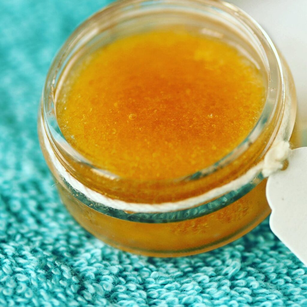 Φυσικό scrub χειλιών με μέλι και κανέλα για απαλή, λαμπερή όψη