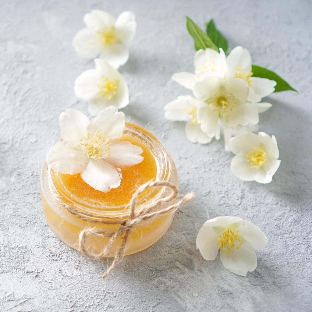 Φυσικό scrub χειλιών με μέλι και κανέλα για απαλή, λαμπερή όψη