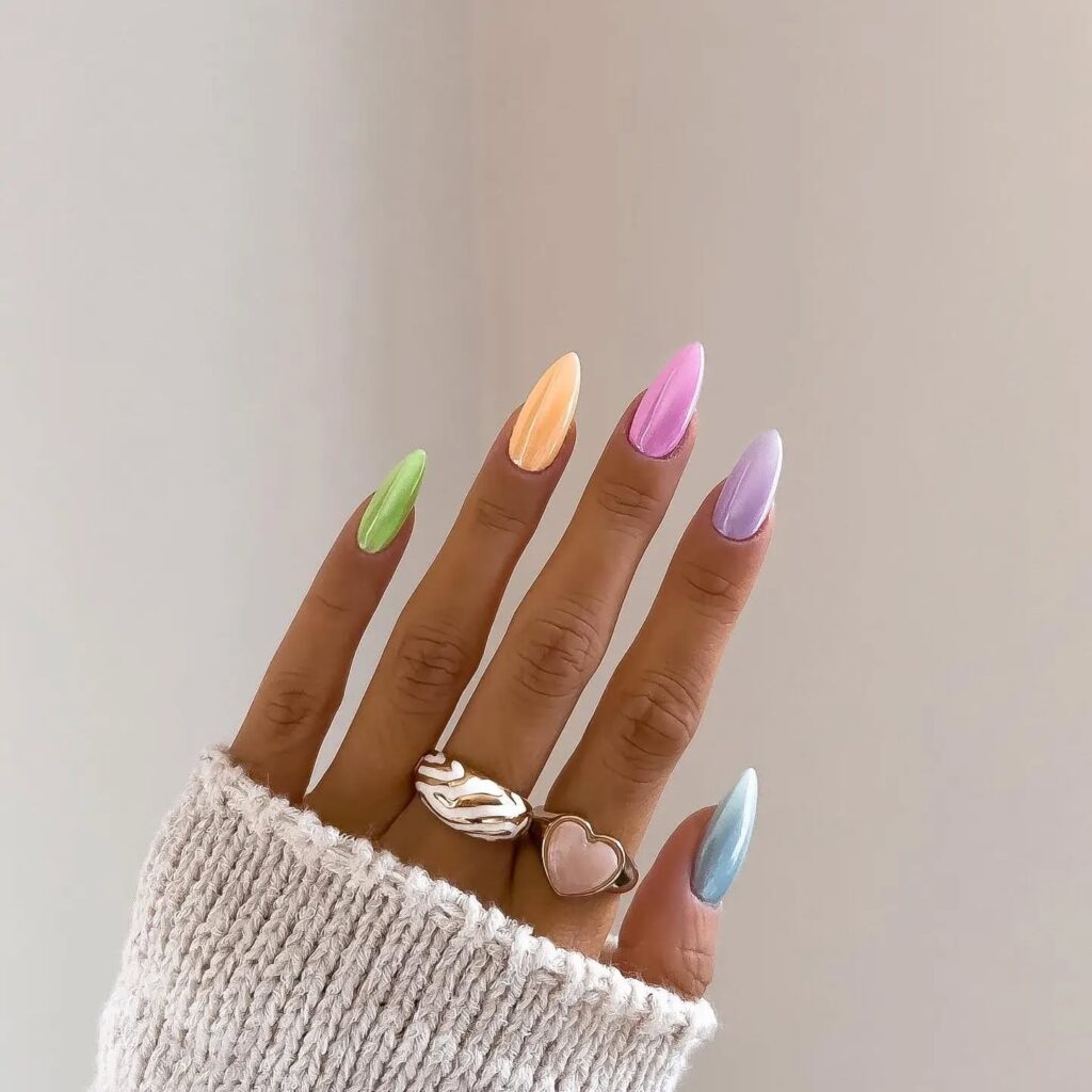 Παστέλ νύχια με παγωμένη λάμψη και chrome υφή για χειμερινή κομψότητα στις γιορτές