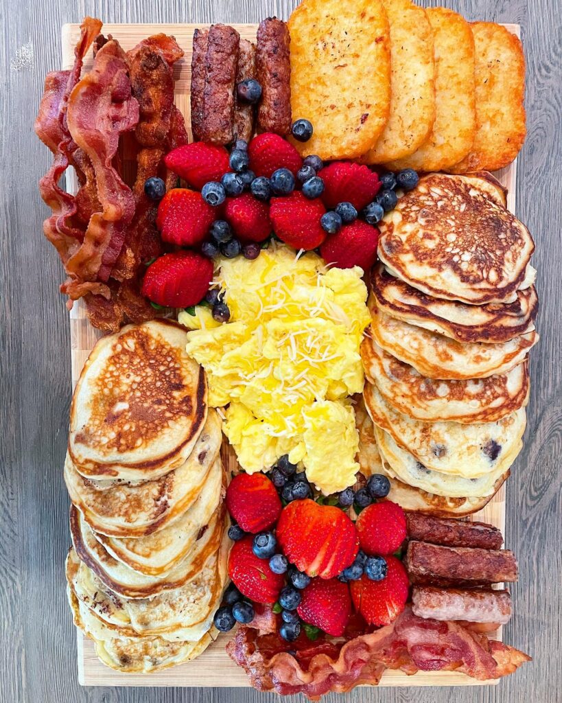 Festive board πρωινού με pancakes κανέλας, φρούτα και γιαούρτι