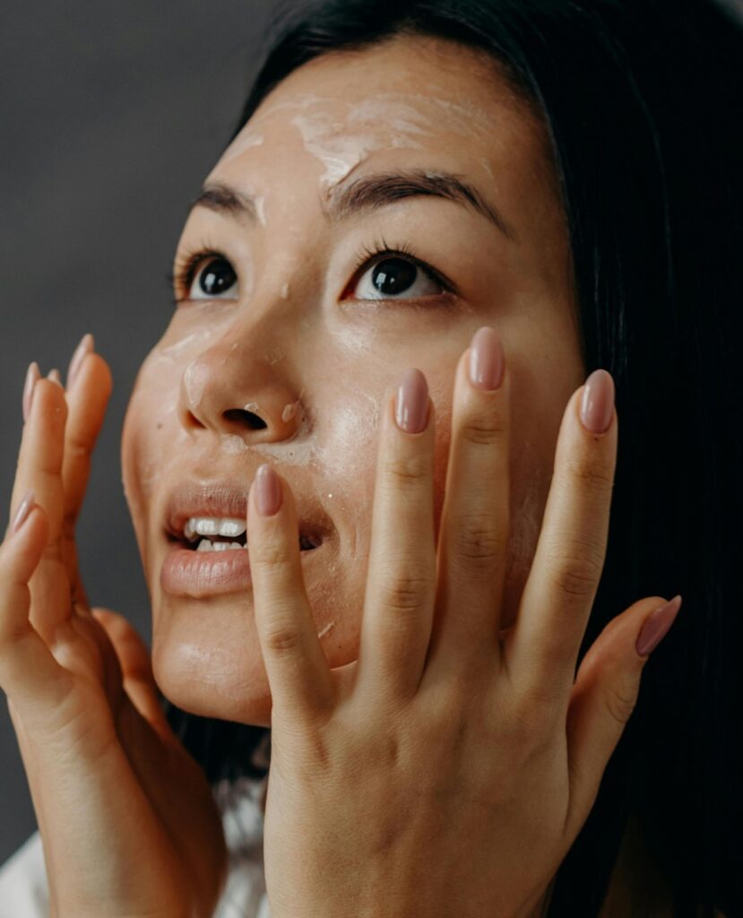 Ενυδάτωση προσώπου με ήπιες φόρμουλες για υγιή και ήρεμη επιδερμίδα