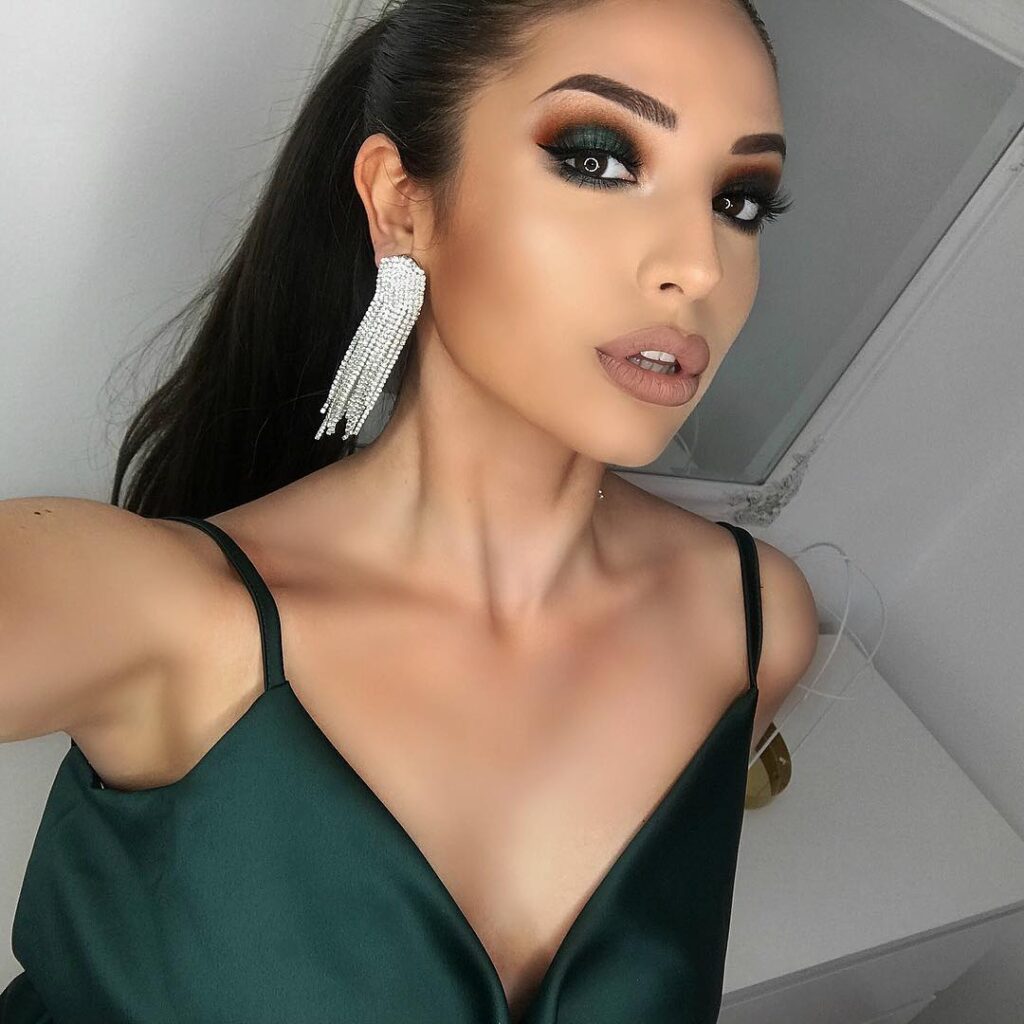 Smokey μάτια σε αποχρώσεις πολύτιμων λίθων: Μωβ, σμαραγδί και navy για λαμπερές εμφανίσεις