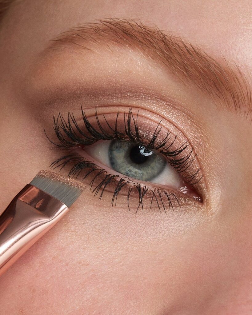 Φυσικό περίγραμμα με απαλό καφέ μολύβι, ο πιο εύκολος τρόπος για soft και κομψό μακιγιάζ