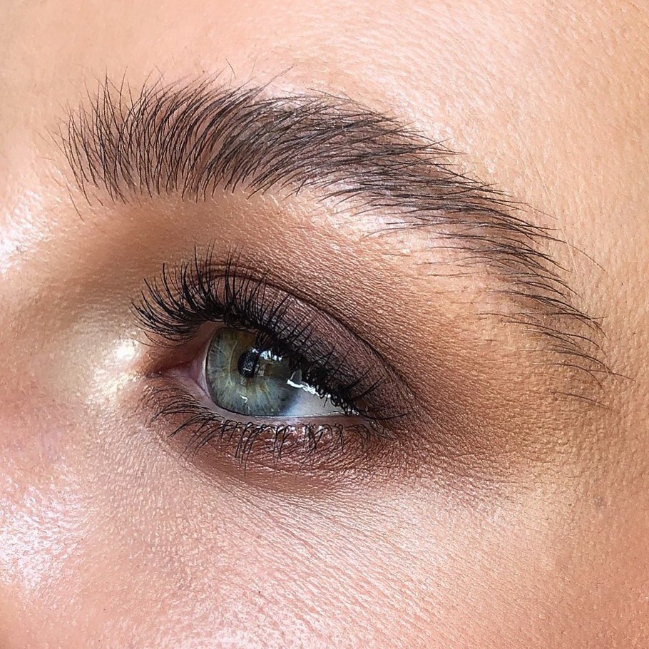 Φυσικό περίγραμμα με απαλό καφέ μολύβι, ο πιο εύκολος τρόπος για soft και κομψό μακιγιάζ