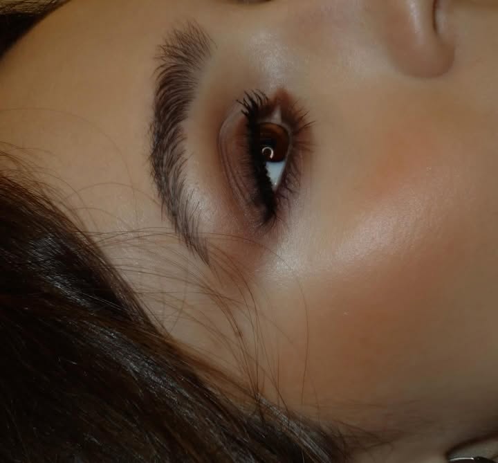 Μακιγιάζ με ζεστές καφέ σκιές, ιδανικό για καθημερινές εμφανίσεις