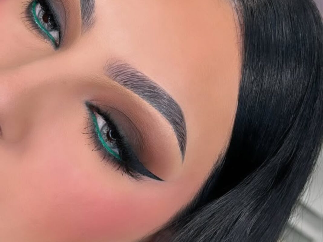 Μακιγιάζ με ζεστές καφέ σκιές, ιδανικό για καθημερινές εμφανίσεις