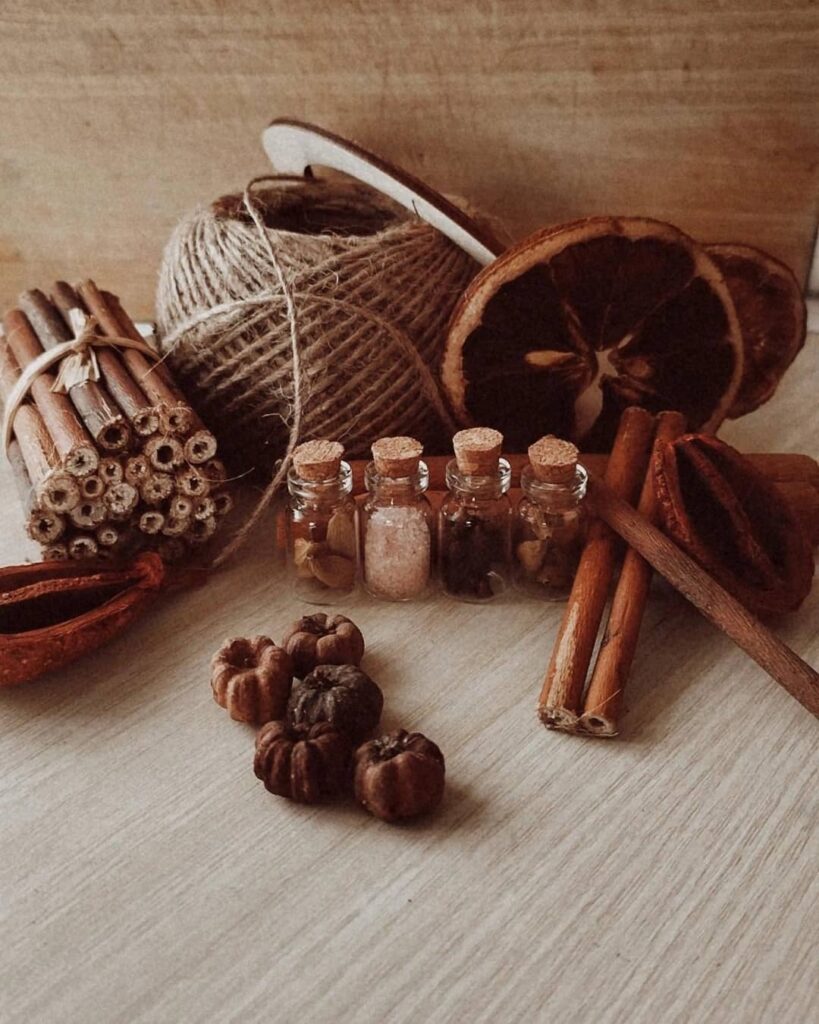 Χειροποίητα χριστουγεννιάτικα στολίδια με αποξηραμένο πορτοκάλι και κανέλα - Φυσική ζεστασιά για το σπίτι