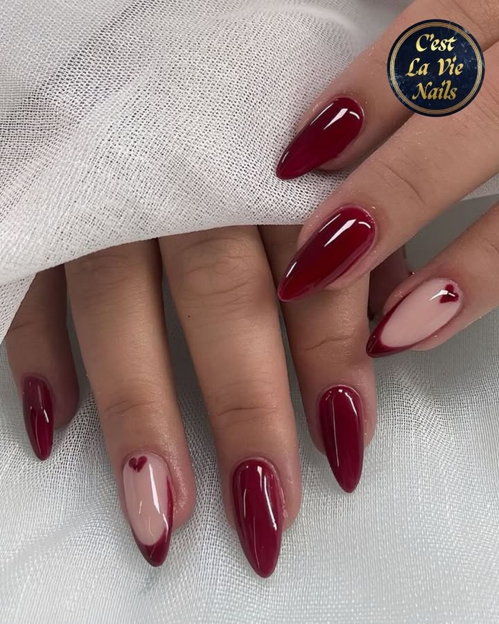 Κόκκινα νύχια που αποπνέουν γιορτινή κομψότητα - Ιδέες και τάσεις για το 2025