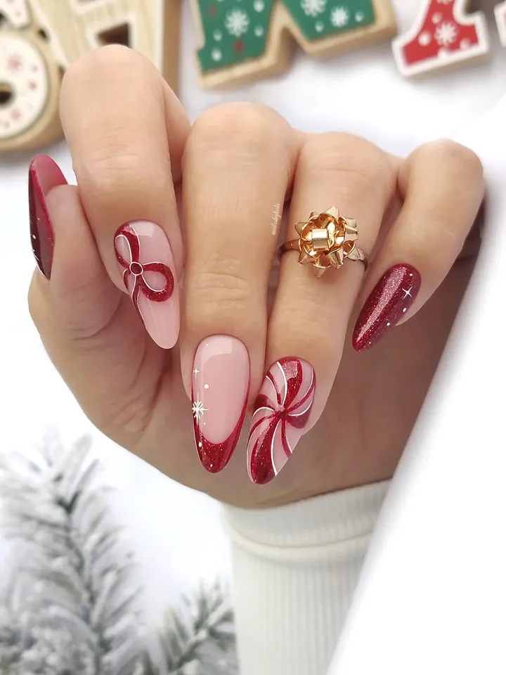 Κόκκινα νύχια που αποπνέουν γιορτινή κομψότητα - Ιδέες και τάσεις για το 2025