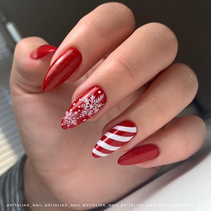 Κόκκινα νύχια που αποπνέουν γιορτινή κομψότητα - Ιδέες και τάσεις για το 2025