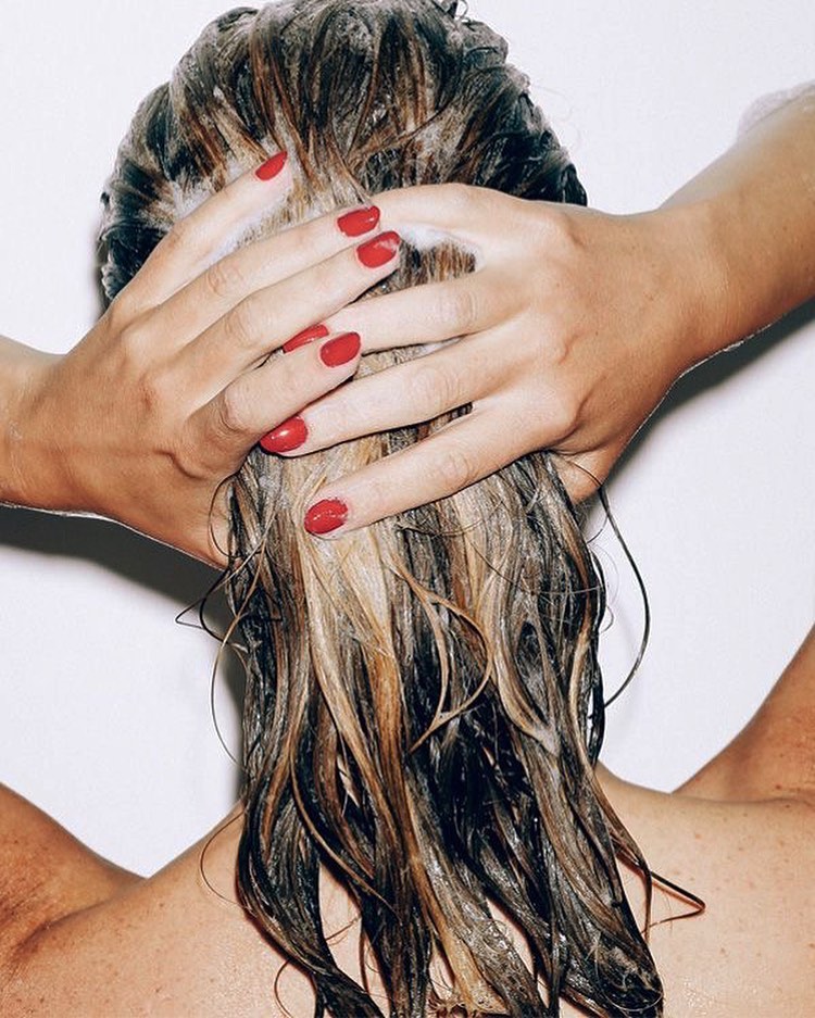 Κάθε πότε πρέπει πραγματικά να λούζεις τα μαλλιά σου, σύμφωνα με τις ανάγκες τους