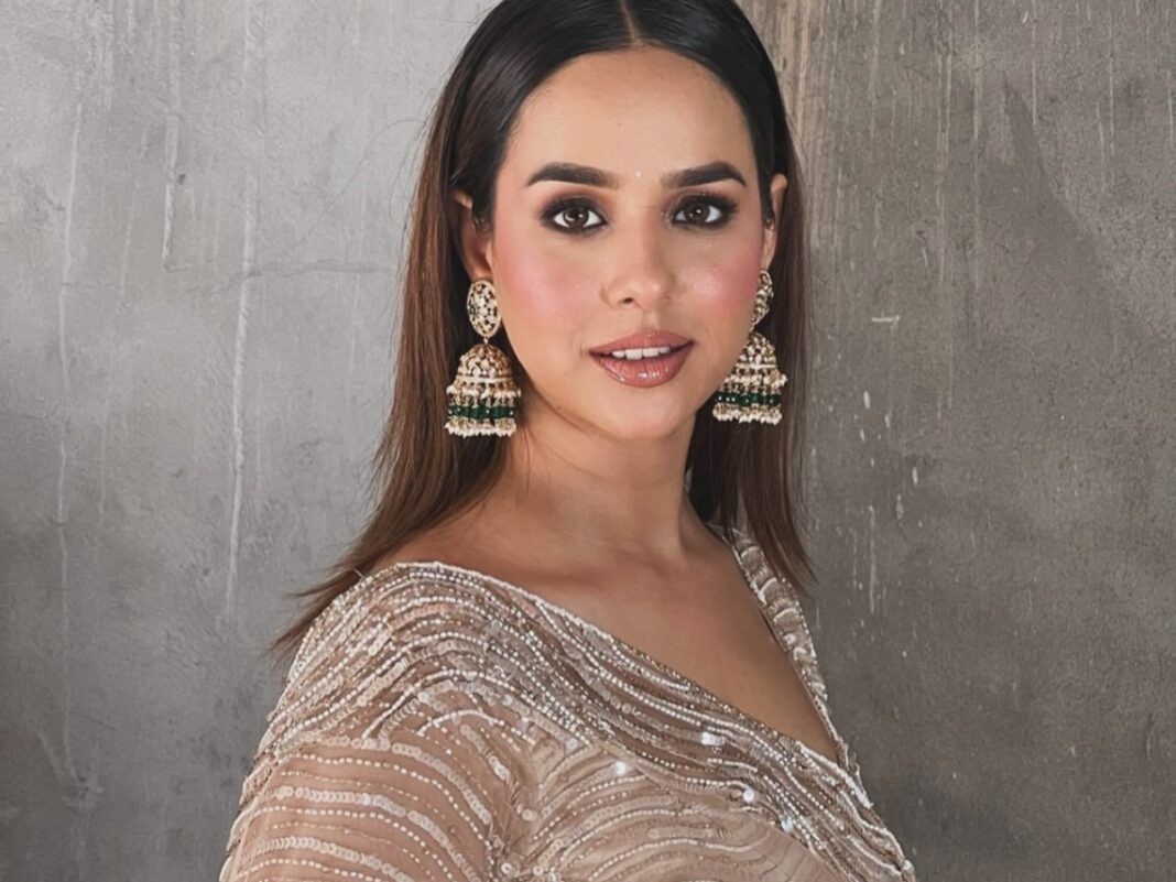 Πώς να κρατήσεις τα μαλλιά σου λεία σε ημέρες με υγρασία, χωρίς φριζάρισμα