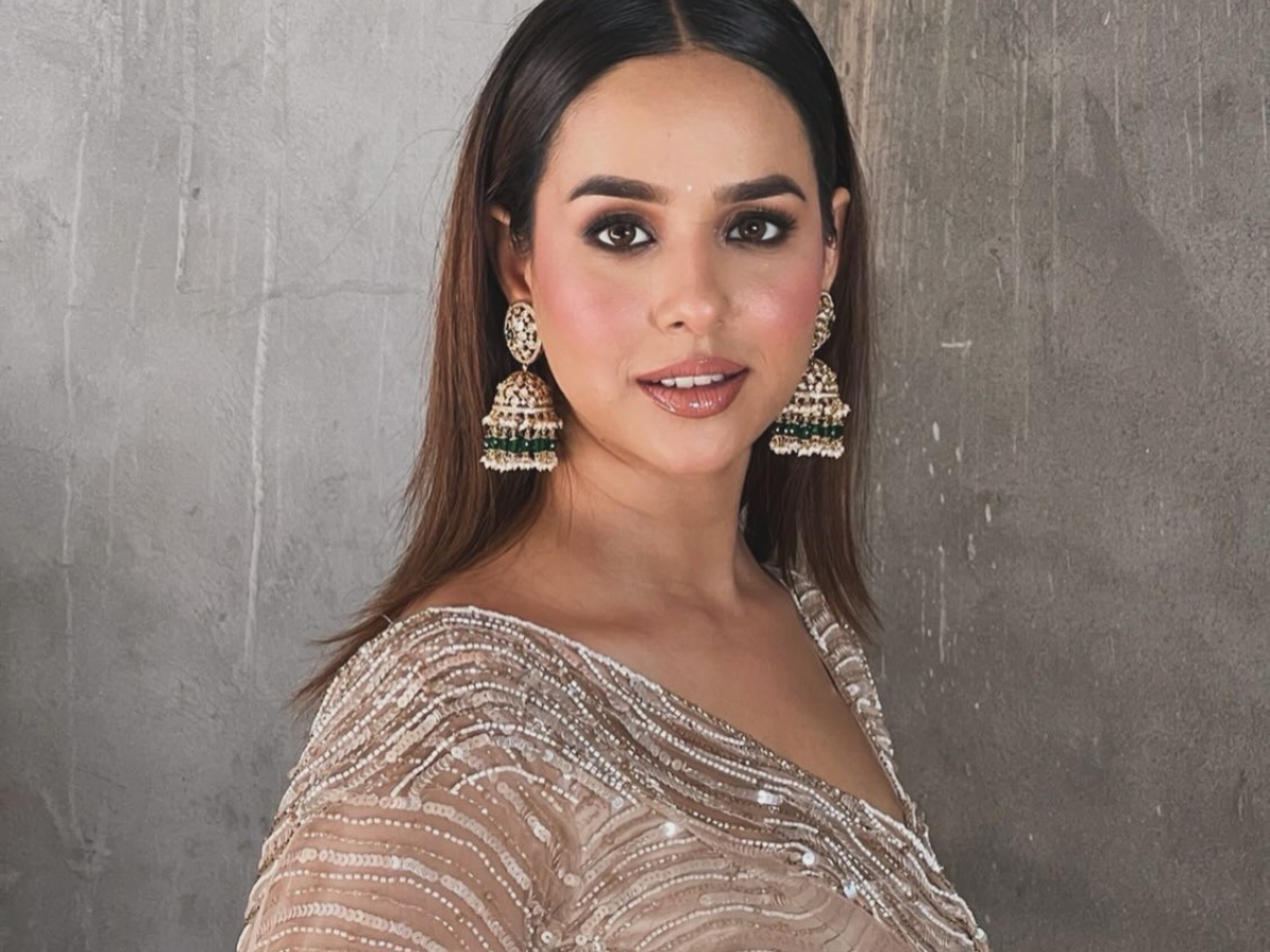 Πώς να κρατήσεις τα μαλλιά σου λεία σε ημέρες με υγρασία, χωρίς φριζάρισμα