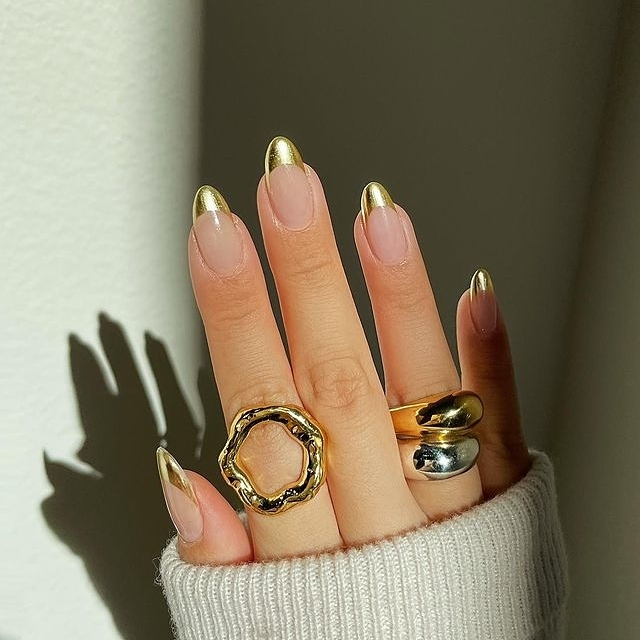 Χειμωνιάτικο μανικιούρ με διακριτές μεταλλικές πινελιές που χαρίζουν κομψότητα