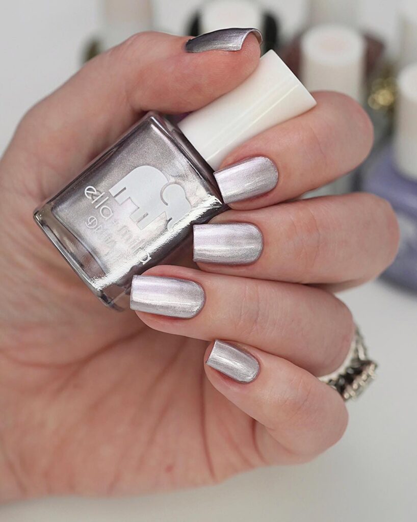 Χειμωνιάτικο μανικιούρ με διακριτές μεταλλικές πινελιές που χαρίζουν κομψότητα