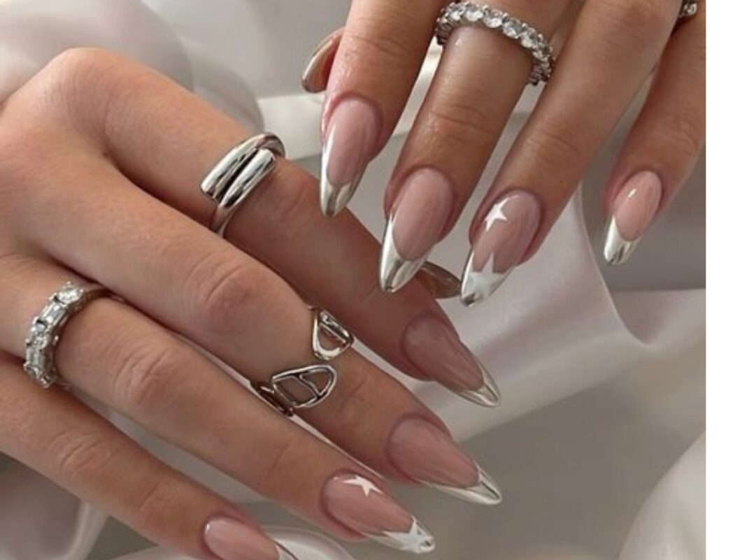 Χειμωνιάτικο μανικιούρ με διακριτές μεταλλικές πινελιές που χαρίζουν κομψότητα
