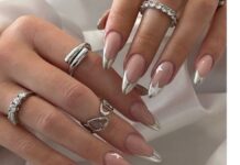 Χειμωνιάτικο μανικιούρ με διακριτές μεταλλικές πινελιές που χαρίζουν κομψότητα