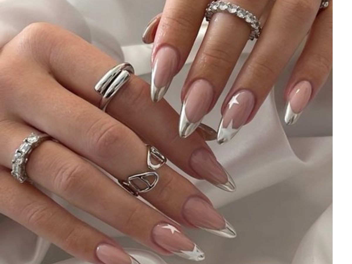 Χειμωνιάτικο μανικιούρ με διακριτές μεταλλικές πινελιές που χαρίζουν κομψότητα