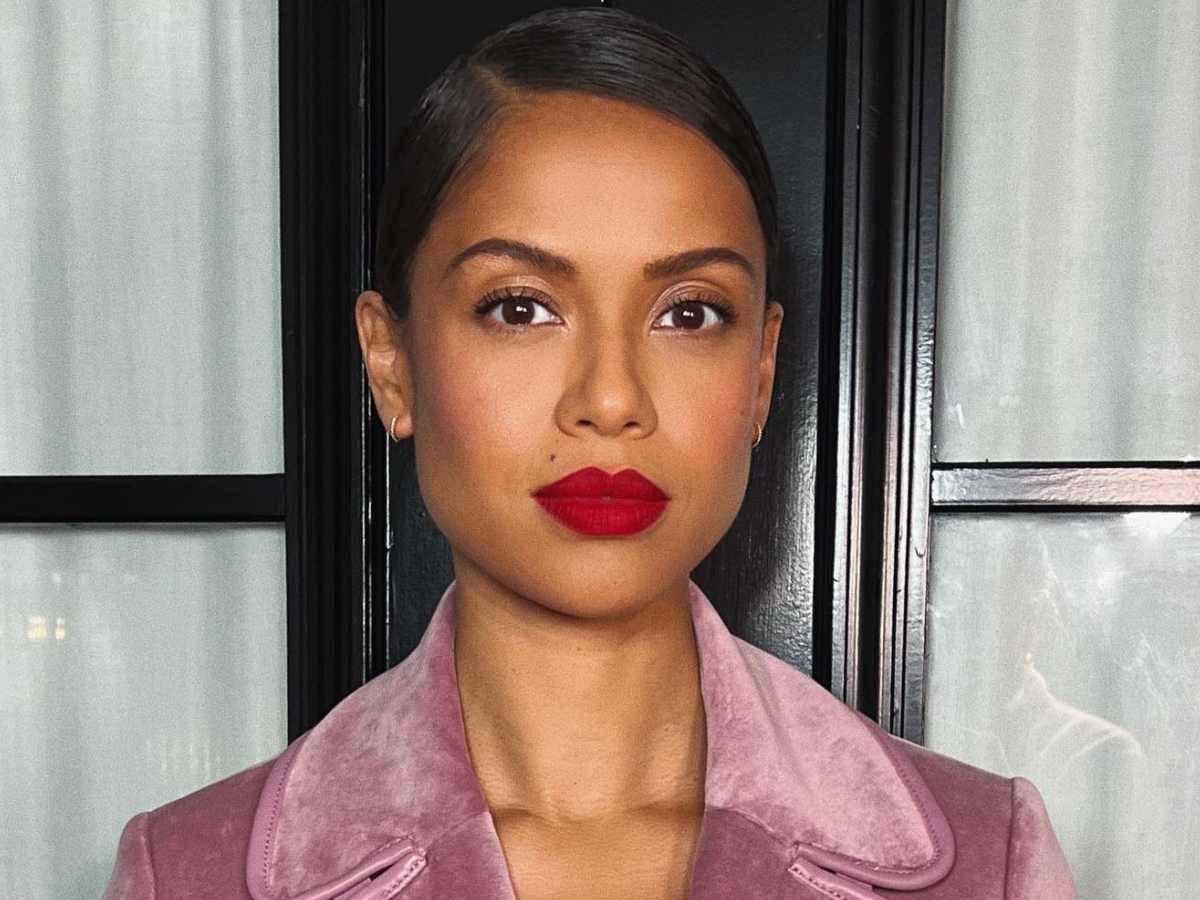 Ματ βελούδινα χείλη: Κόκκινα και berry κραγιόν που απογειώνουν το χειμερινό μακιγιάζ