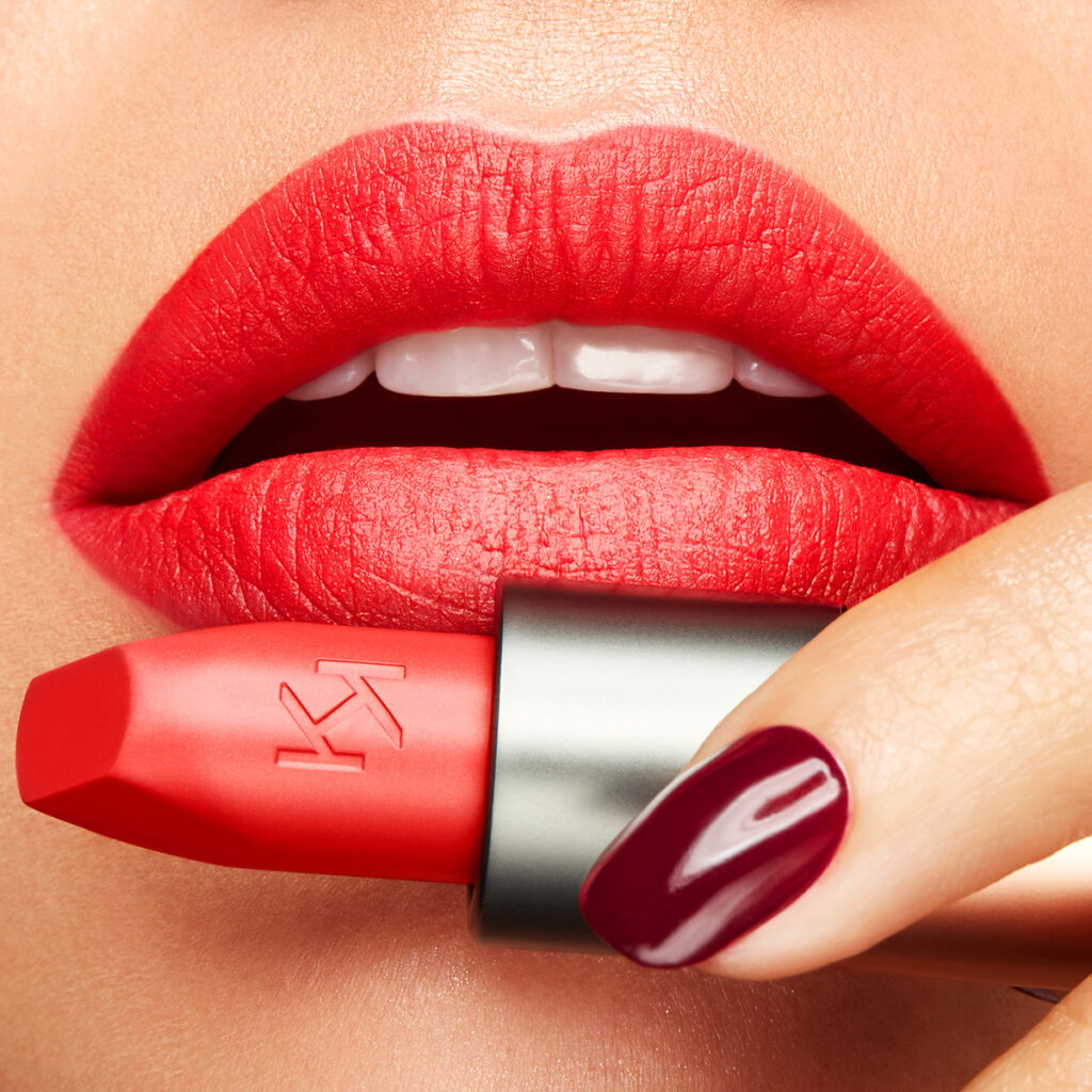 Ματ βελούδινα χείλη: Κόκκινα και berry κραγιόν που απογειώνουν το χειμερινό μακιγιάζ