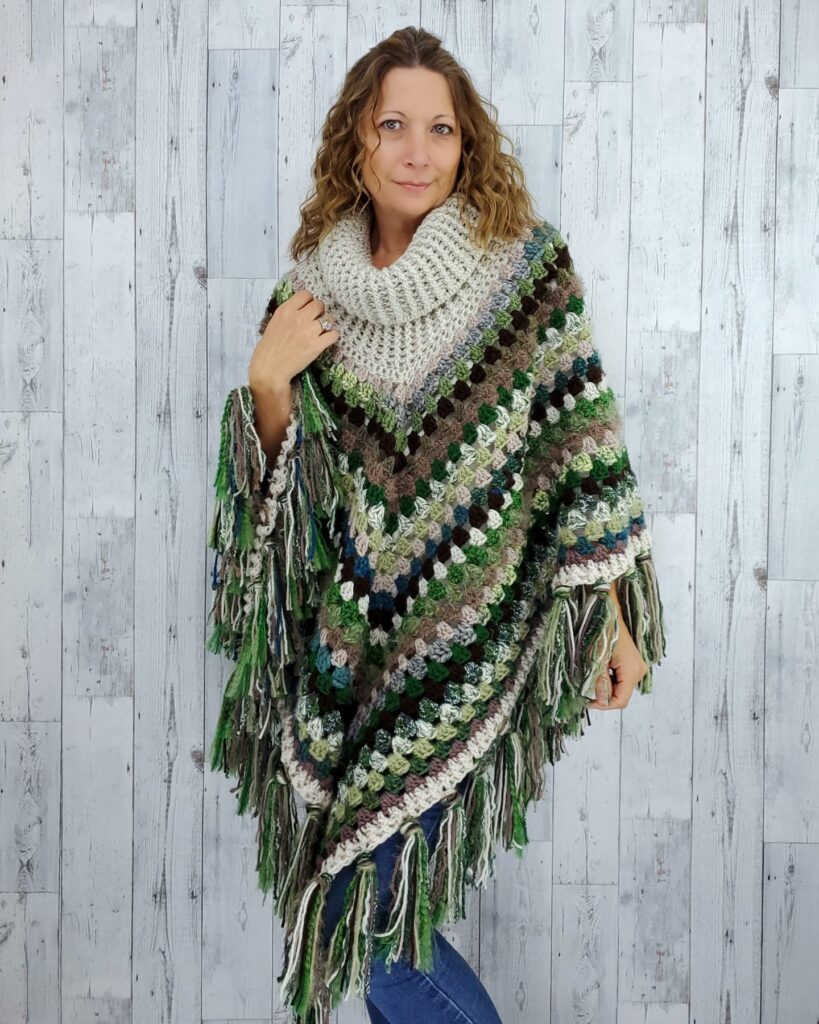 Boho chic layering με μάξι φορέματα και poncho σε ζεστές αποχρώσεις