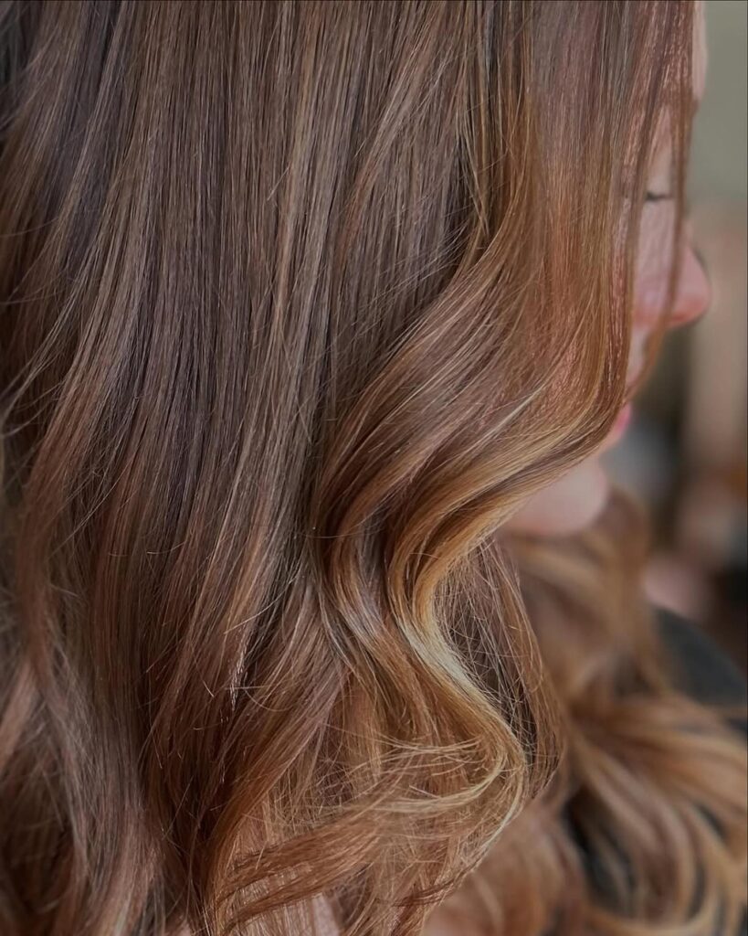 Μελί καστανό: Η πιο γλυκιά χειμερινή απόχρωση που χαρίζει ζεστασιά και φωτεινότητα