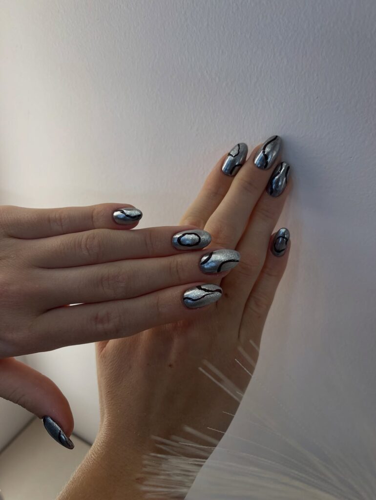 Χειμωνιάτικο μανικιούρ με διακριτές μεταλλικές πινελιές που χαρίζουν κομψότητα
