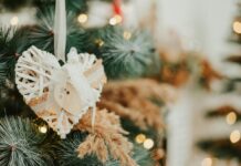 Μινιμαλιστικό χριστουγεννιάτικο δέντρο με ξύλινα στολίδια και απαλό φωτισμό - Ιδέες για κομψή και ζεστή διακόσμηση