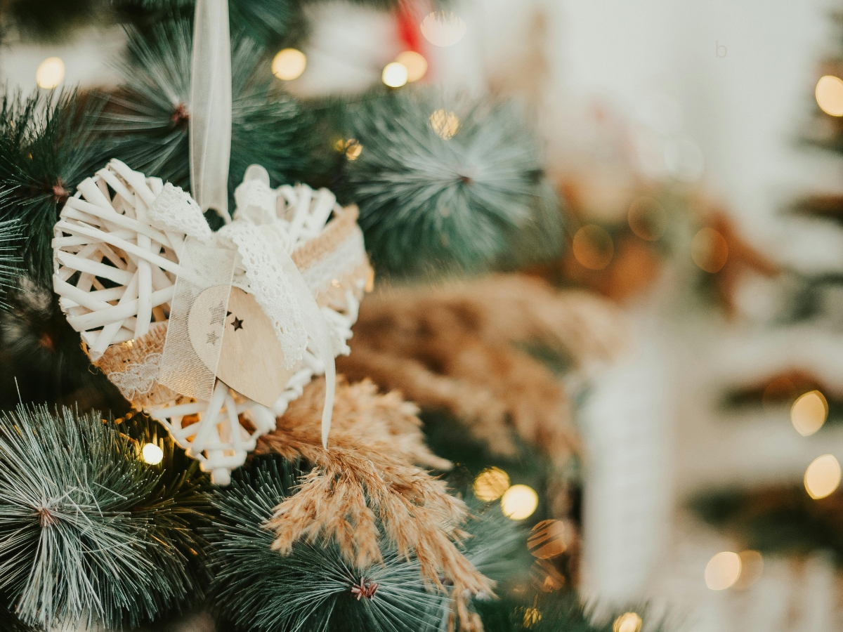 Μινιμαλιστικό χριστουγεννιάτικο δέντρο με ξύλινα στολίδια και απαλό φωτισμό - Ιδέες για κομψή και ζεστή διακόσμηση