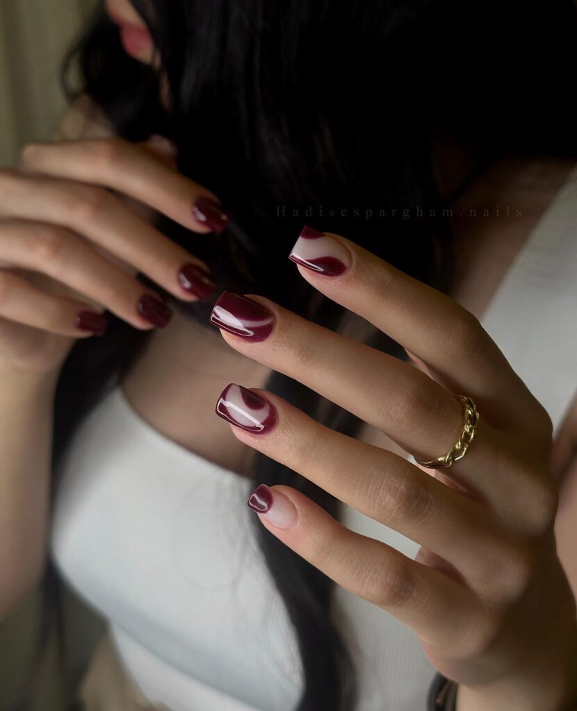 Moody μανικιούρ σε σκούρους τόνους: κερασί, εσπρέσο, δαμασκηνί και σοκολατί με matte ή glossy φινίρισμα