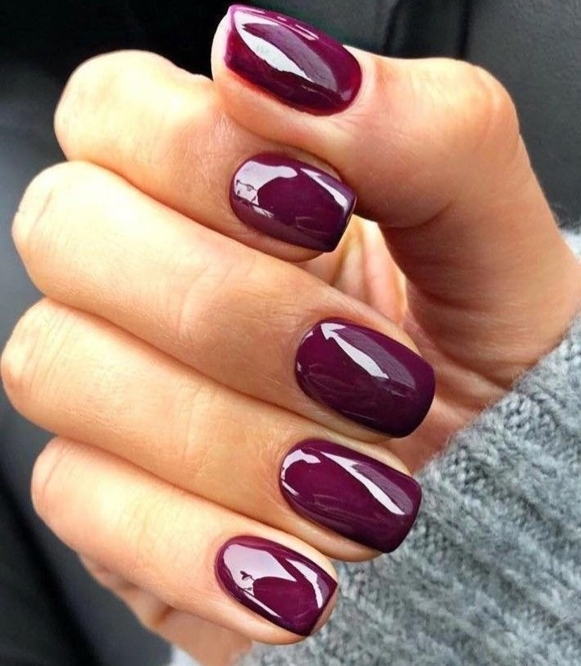 Moody μανικιούρ σε σκούρους τόνους: κερασί, εσπρέσο, δαμασκηνί και σοκολατί με matte ή glossy φινίρισμα