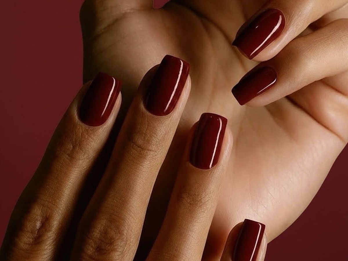 Moody μανικιούρ σε σκούρους τόνους: κερασί, εσπρέσο, δαμασκηνί και σοκολατί με matte ή glossy φινίρισμα