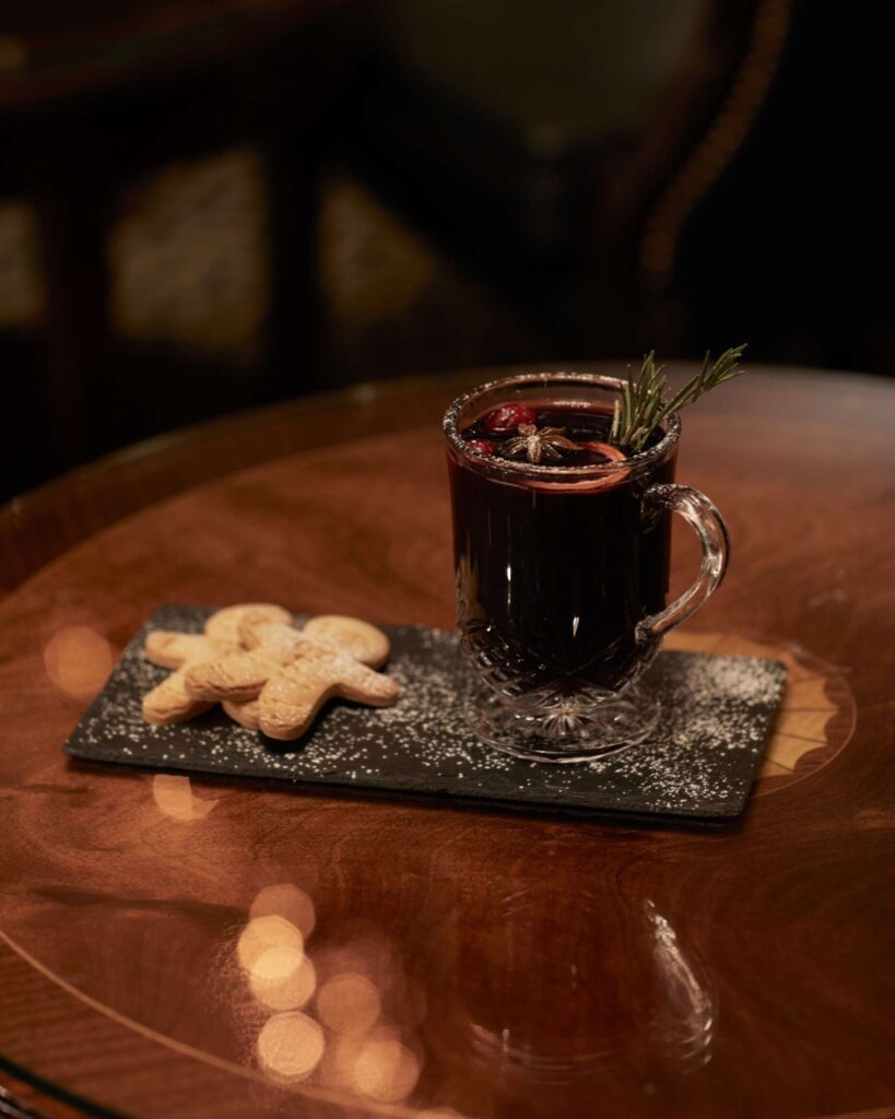 Ζεστό κρασί χωρίς ζάχαρη με χουρμάδες και μπαχαρικά - Υγιεινό mulled wine για τα Χριστούγεννα