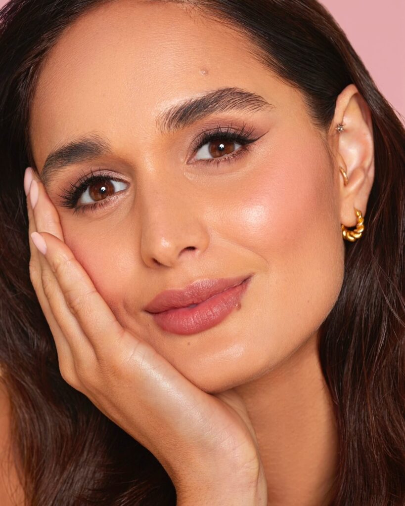 Φωτεινό φυσικό μακιγιάζ, πώς να δημιουργήσεις απαλή λάμψη που αναδεικνύει το πρόσωπο