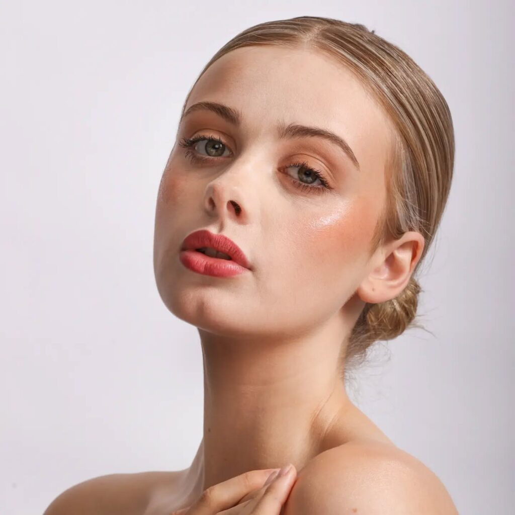Φωτεινό φυσικό μακιγιάζ, πώς να δημιουργήσεις απαλή λάμψη που αναδεικνύει το πρόσωπο