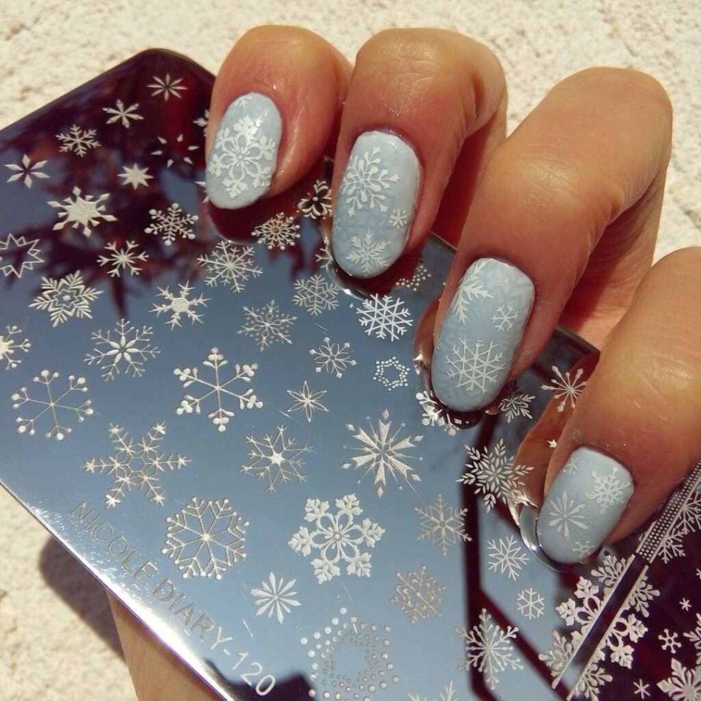 Λεπτές νιφάδες στα νύχια, ένα γιορτινό μανικιούρ με διακριτική λάμψη