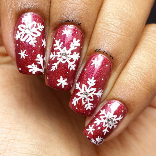 Λεπτές νιφάδες στα νύχια, ένα γιορτινό μανικιούρ με διακριτική λάμψη