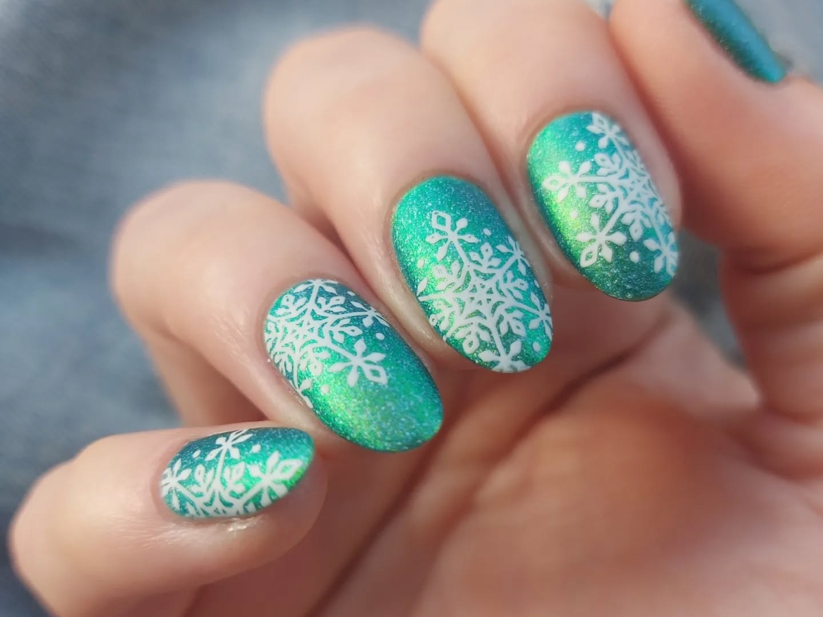 Λεπτές νιφάδες στα νύχια, ένα γιορτινό μανικιούρ με διακριτική λάμψη