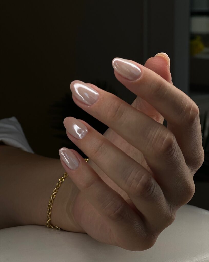 Nude shimmering nails για διακριτική λάμψη που ταιριάζει σε όλες