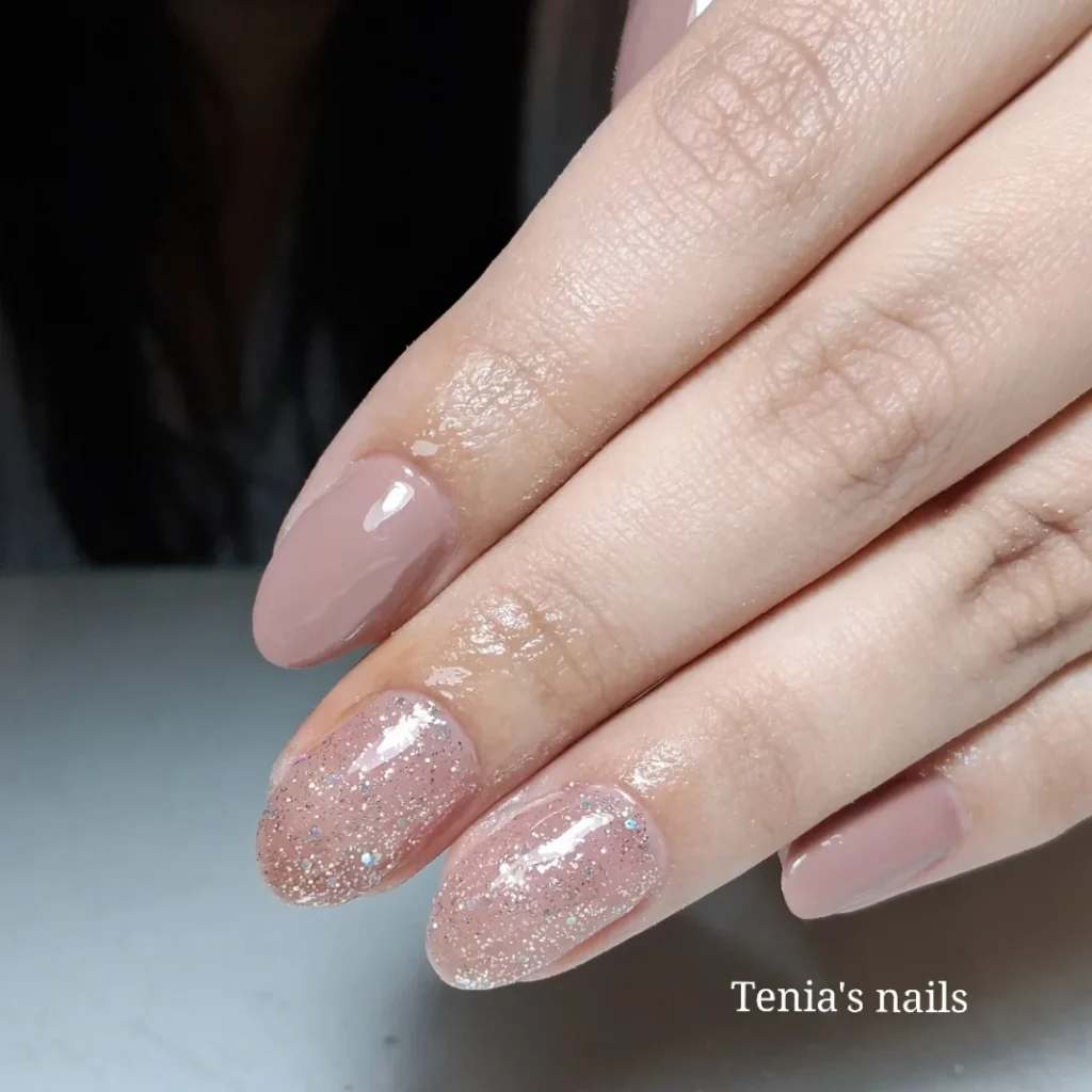 Nude shimmering nails για διακριτική λάμψη που ταιριάζει σε όλες