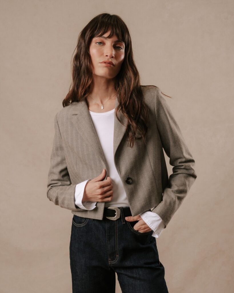 Office tailoring 2026: σύγχρονο power dressing με ζώνες και έντονους ώμους