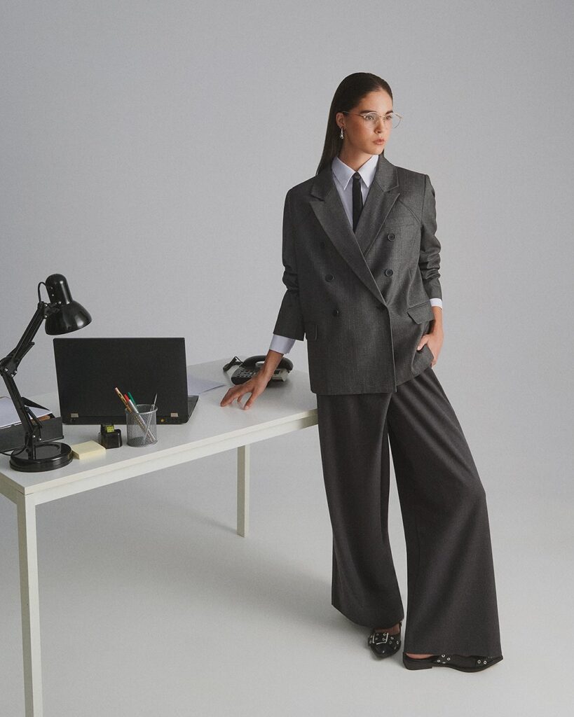 Office tailoring 2026: σύγχρονο power dressing με ζώνες και έντονους ώμους