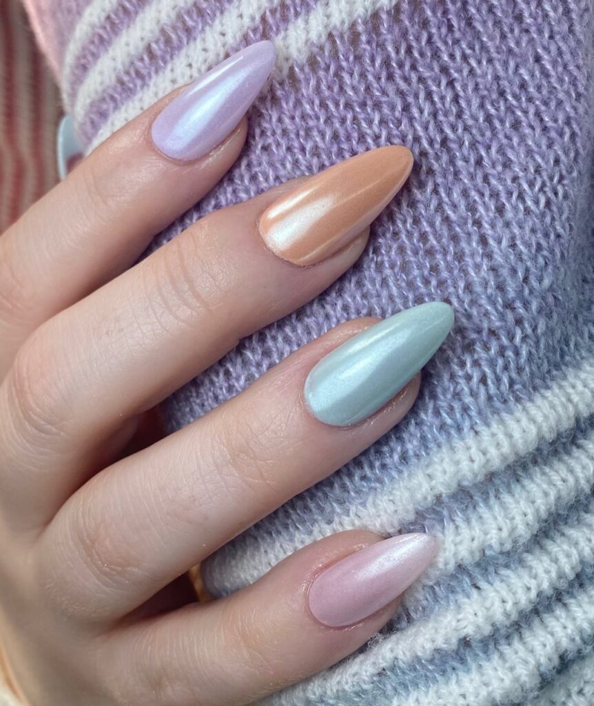 Παστέλ νύχια με παγωμένη λάμψη και chrome υφή για χειμερινή κομψότητα στις γιορτές