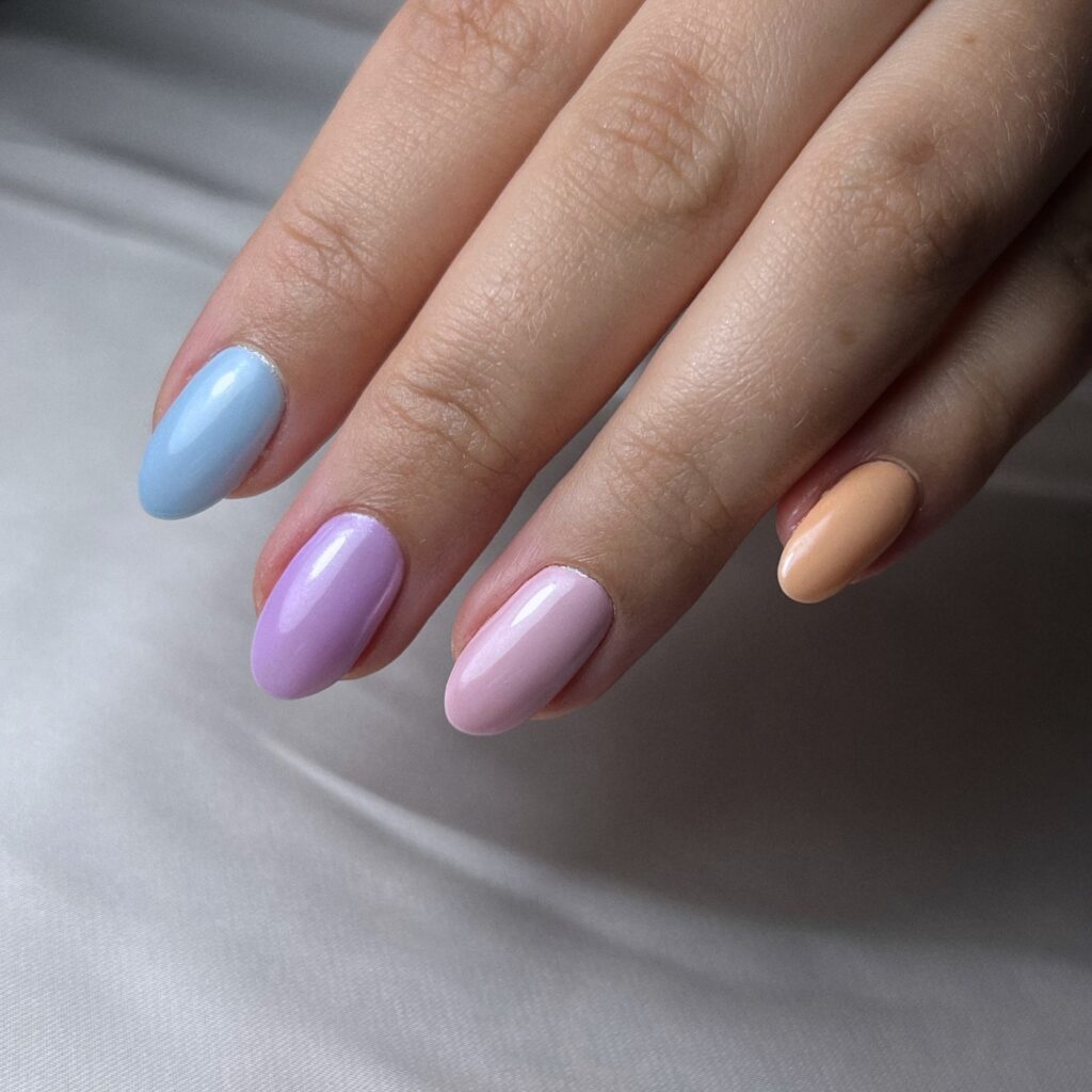 Παστέλ νύχια με παγωμένη λάμψη και chrome υφή για χειμερινή κομψότητα στις γιορτές