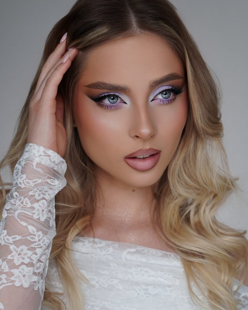 Παστέλ αποχρώσεις με περλέ και ιριδίζουσα υφή για soft glam μακιγιάζ που φωτίζει φυσικά το πρόσωπο