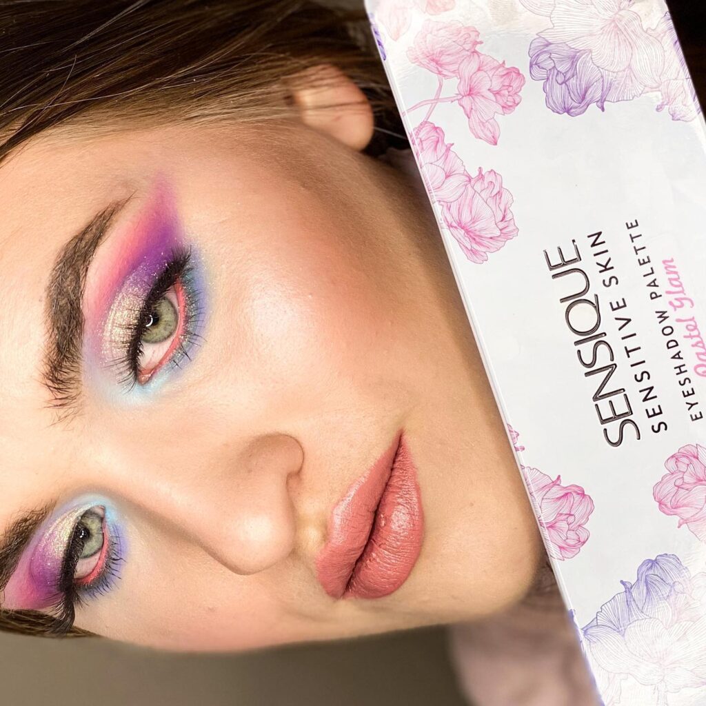 Παστέλ αποχρώσεις με περλέ και ιριδίζουσα υφή για soft glam μακιγιάζ που φωτίζει φυσικά το πρόσωπο