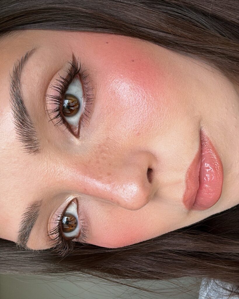 Μακιγιάζ με ζεστό ροδακινί ρουζ που φωτίζει κάθε επιδερμίδα