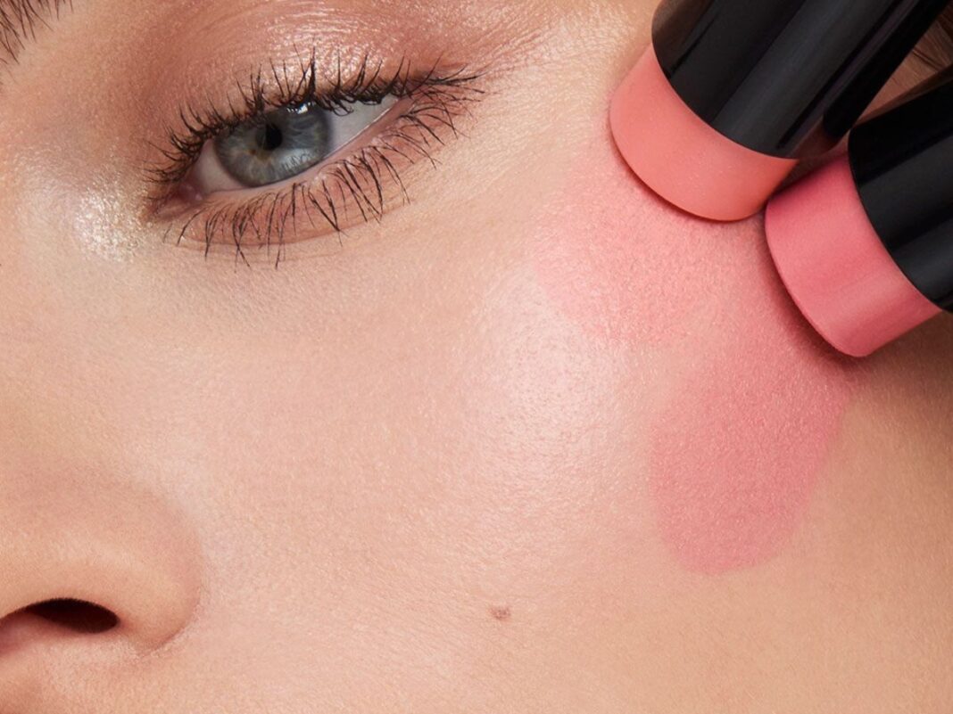 Μακιγιάζ με ζεστό ροδακινί ρουζ που φωτίζει κάθε επιδερμίδα