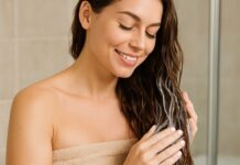 Εβδομαδιαία ρουτίνα περιποίησης μαλλιών για λιγότερο σπάσιμο και πιο δυνατή τρίχα